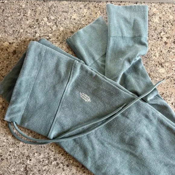 FP Movement l Go To Leggings l Size: Medium/Large - Picture 9 of 16